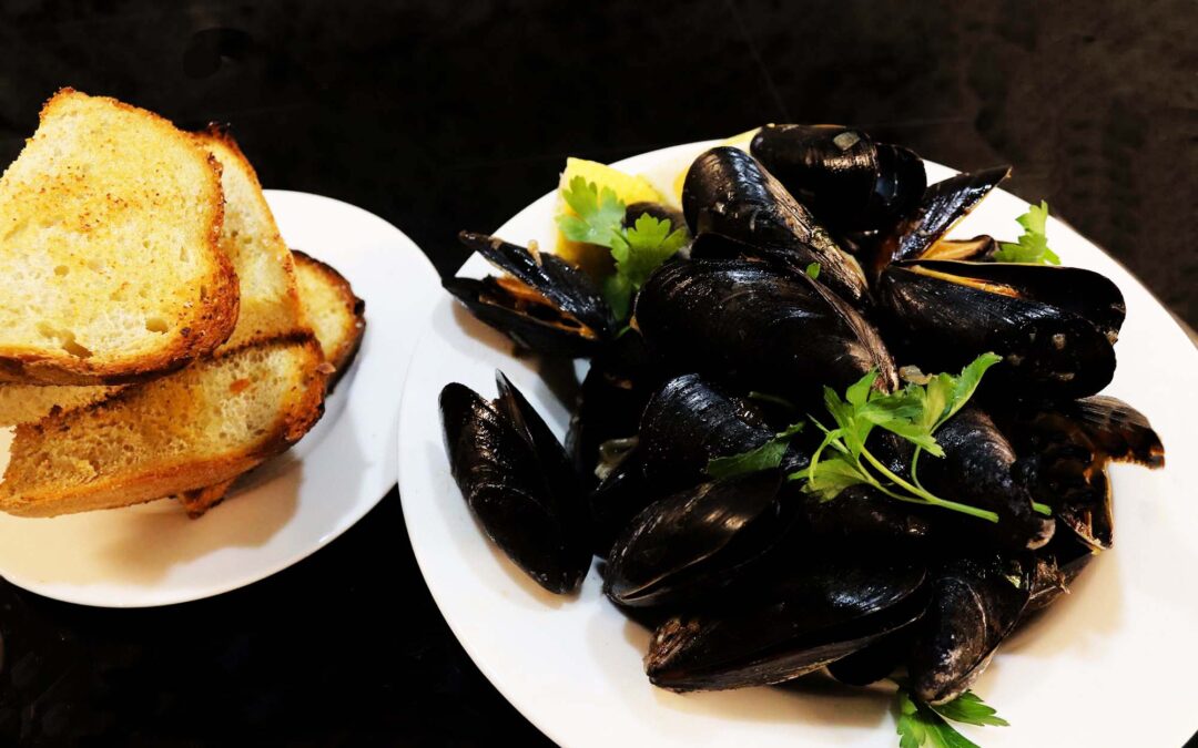 Garlic Shallot Wine Butter Steamed Mussels